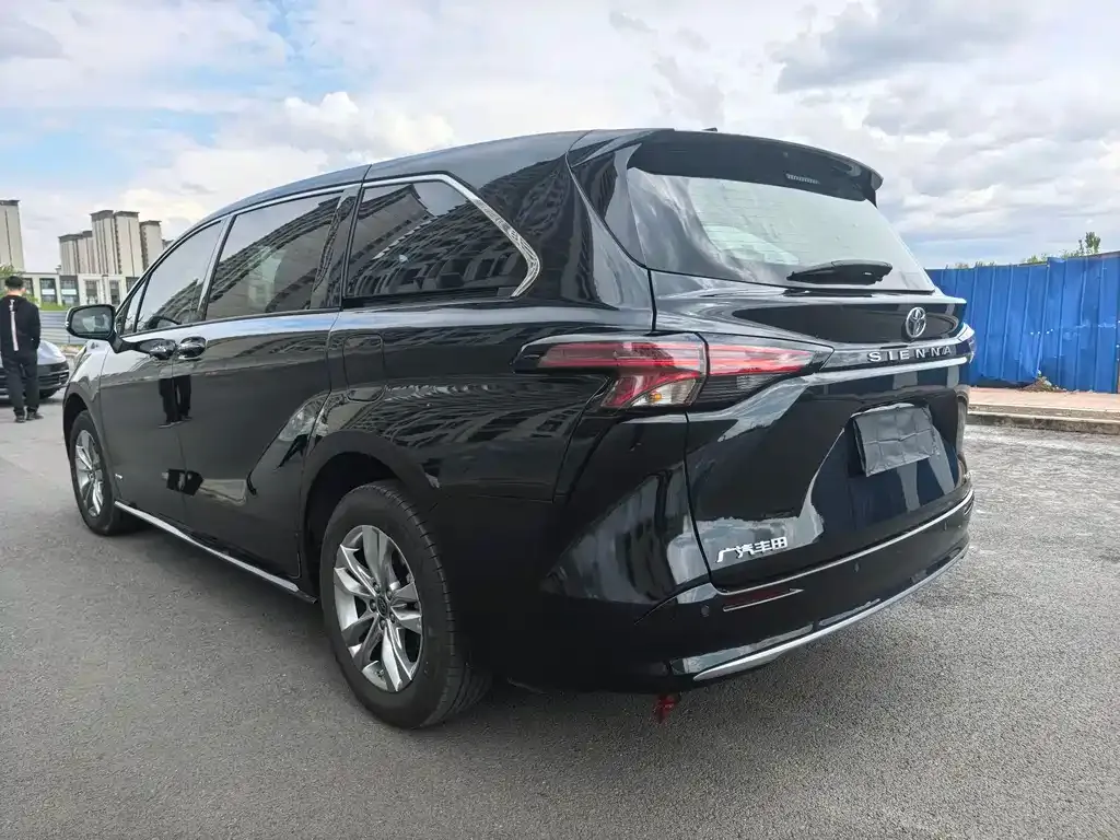 Toyota Sienna — фото 5