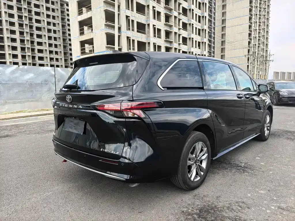 Toyota Sienna — фото 7