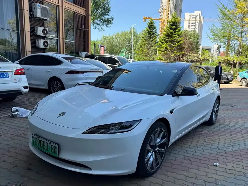 Tesla Model 3 — фото 1