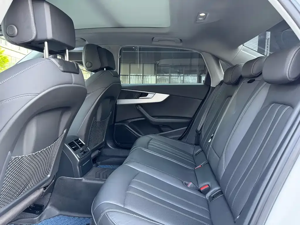 Audi A4L 2022 из CN, фото 2