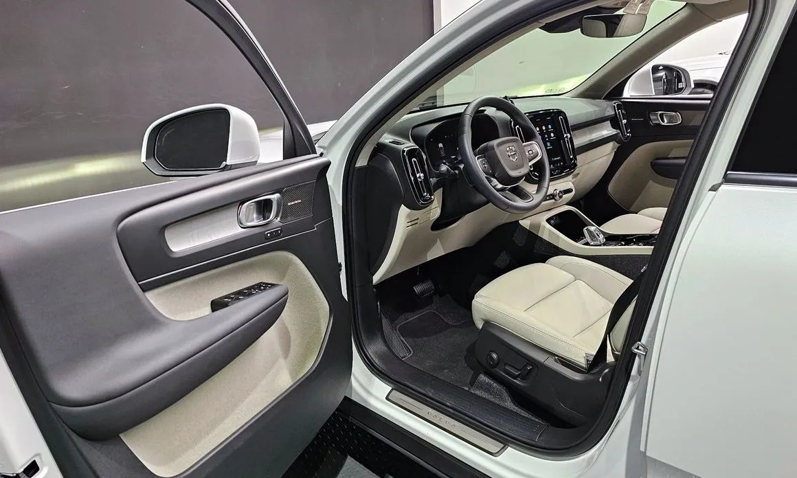 Volvo XC40 — фото 10