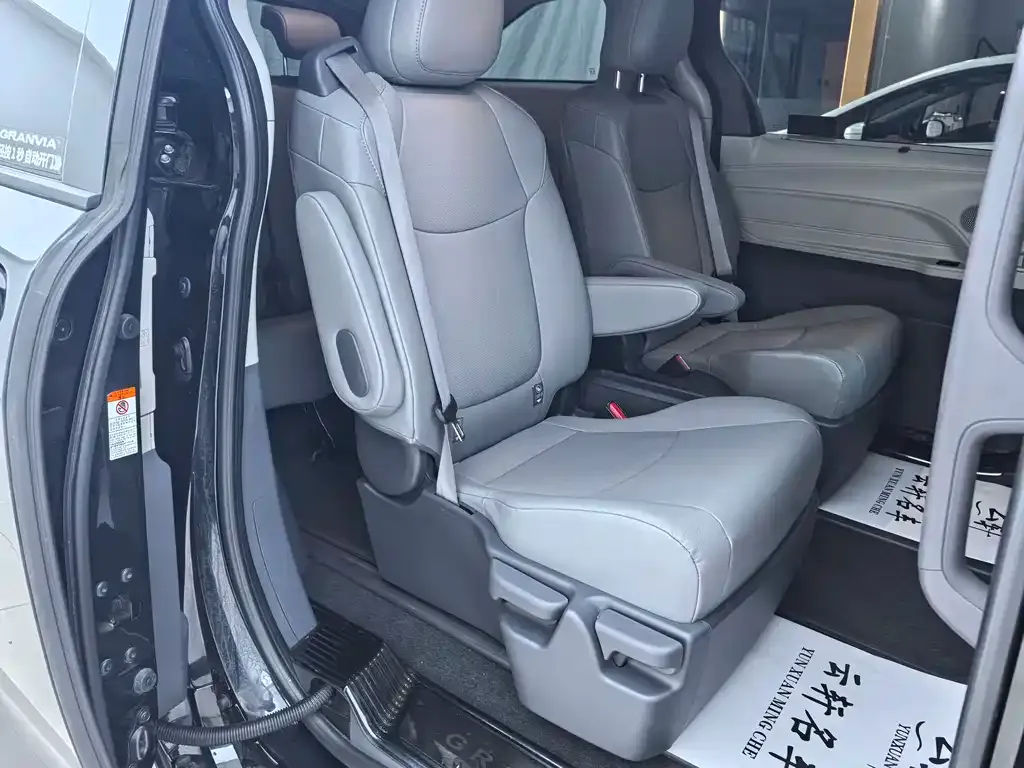 Toyota Granvia 2024 из CN, фото 8