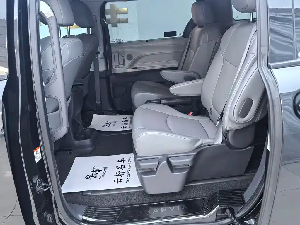 Toyota Granvia 2024 из CN, фото 9