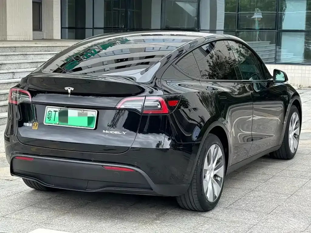 Tesla Model Y — фото 8