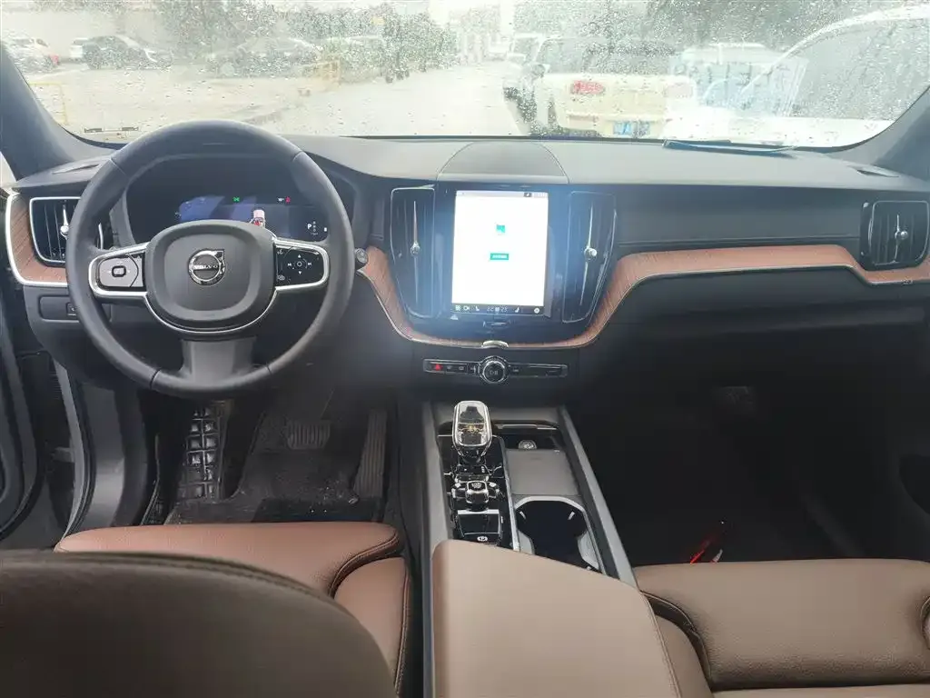 Volvo XC60 — фото 10