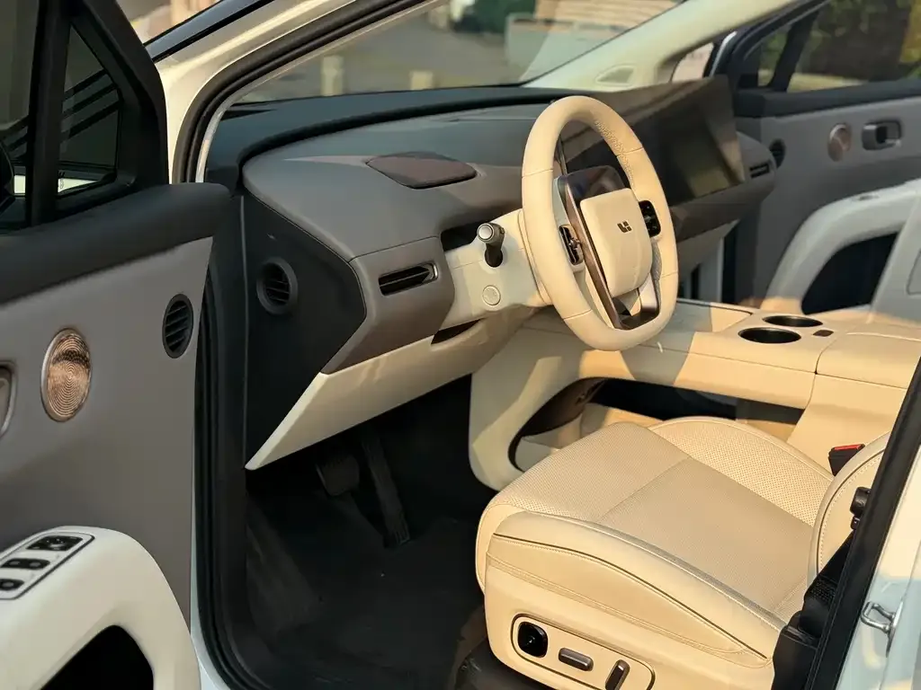 Li Auto i8 — фото 2