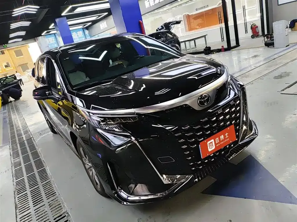 Toyota Sienna — фото 1