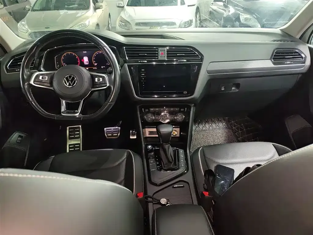 Volkswagen Tiguan L — фото 8