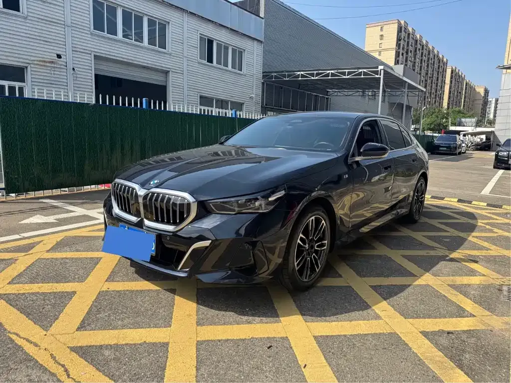BMW 5 Series — фото 1