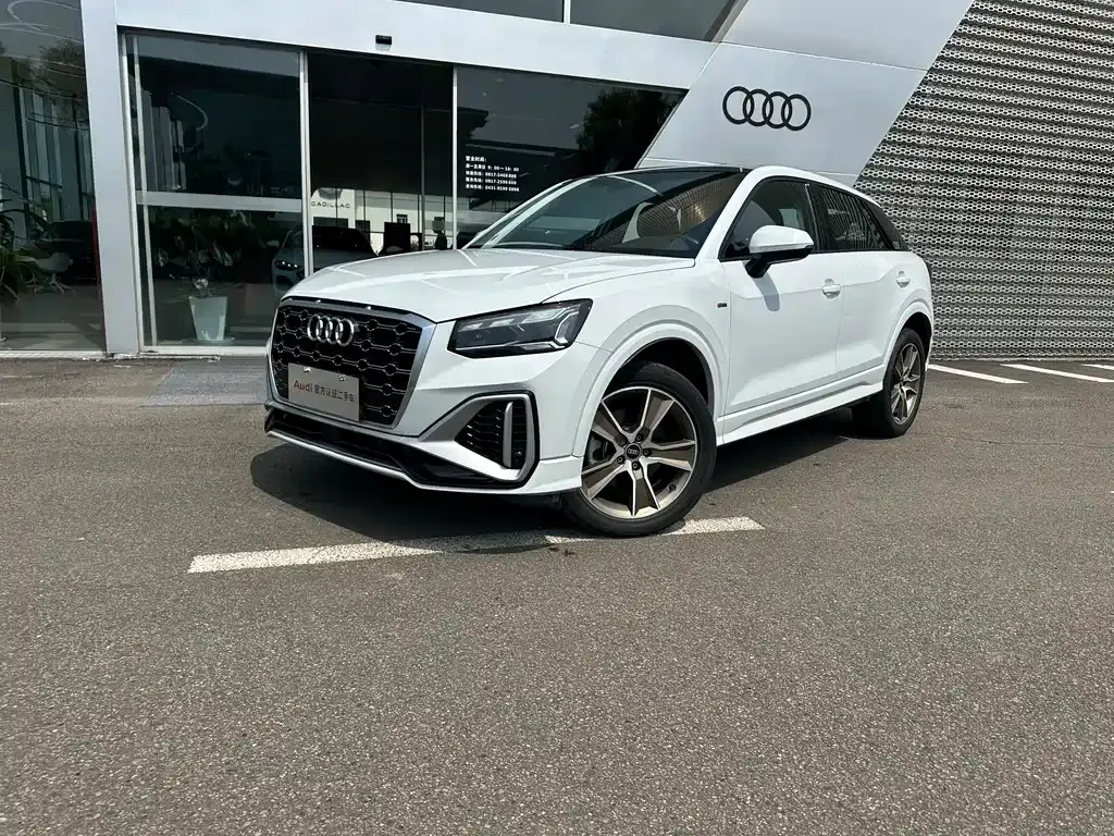 Audi Q2L — фото 1