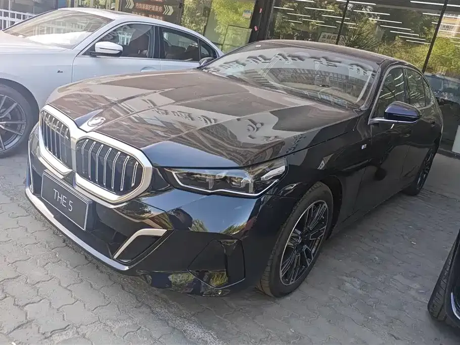 BMW 5 Series — фото 1
