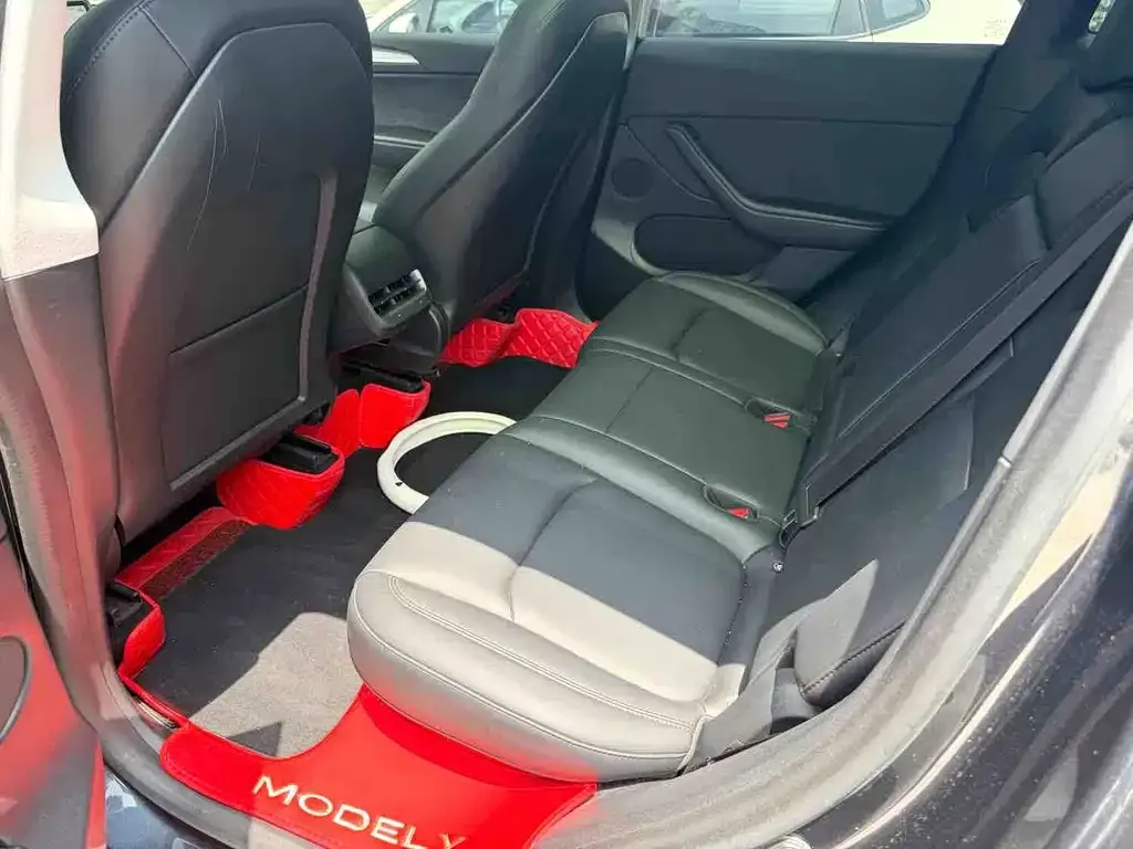Tesla Model Y — фото 10