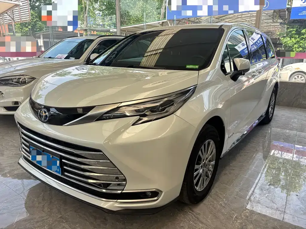 Toyota Sienna — фото 1