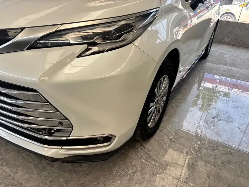 Toyota Sienna — фото 2