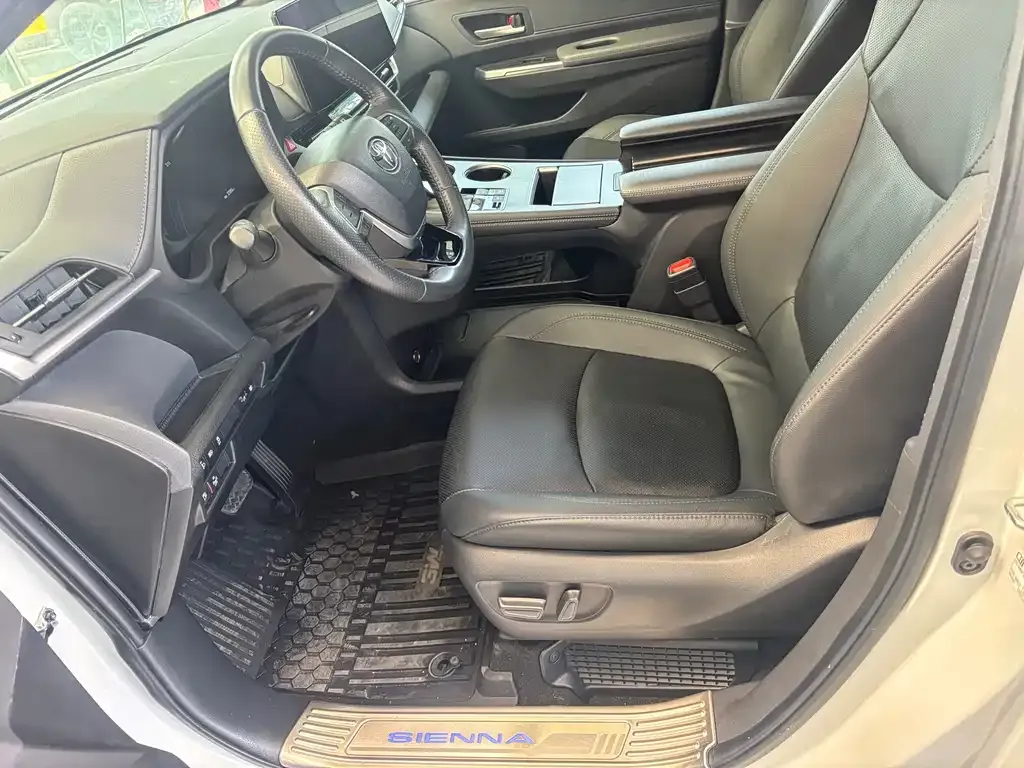 Toyota Sienna — фото 7