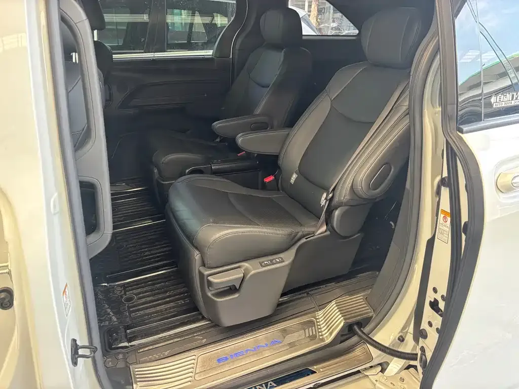 Toyota Sienna — фото 4