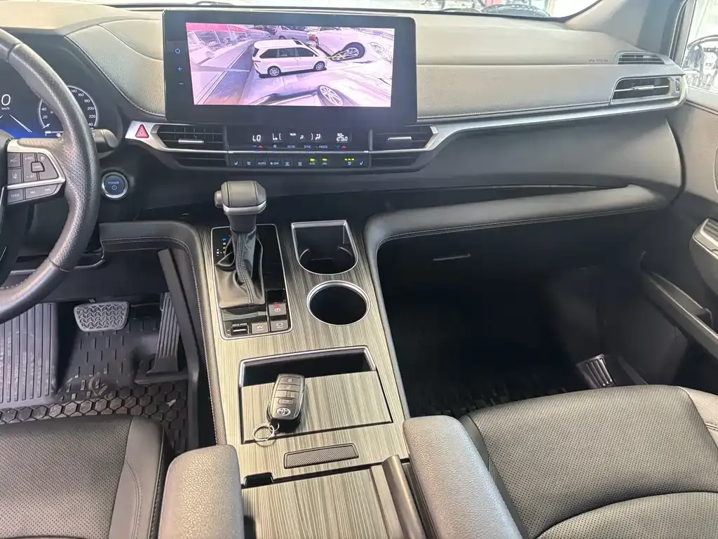 Toyota Sienna — фото 9