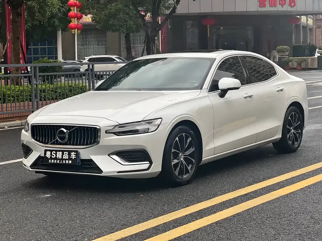 Volvo S60 — фото 1