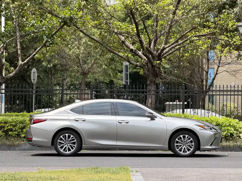 Lexus ES — фото 8