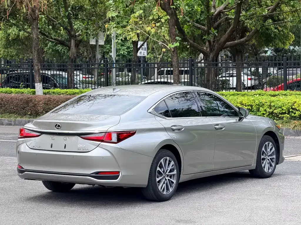 Lexus ES — фото 7