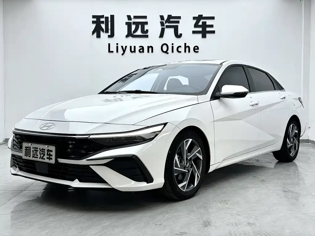 Hyundai Elantra — фото 1