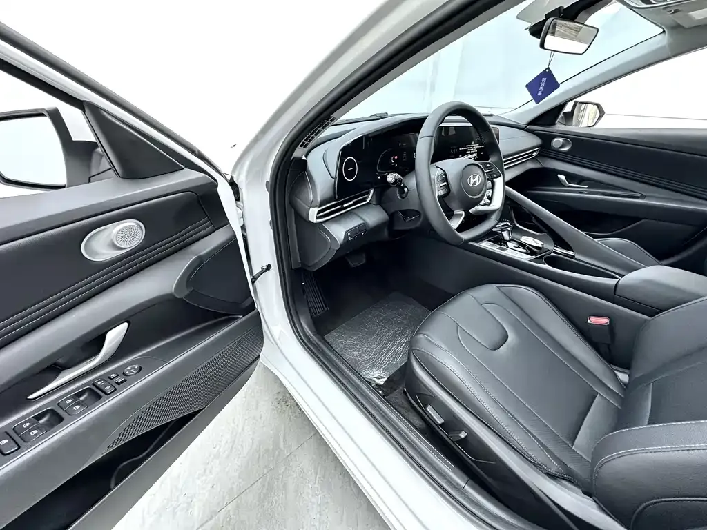 Hyundai Elantra — фото 10