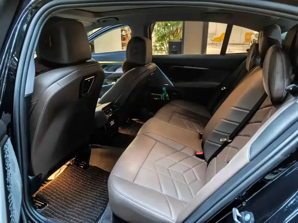 BMW 5 Series 2024 из CN, фото 8