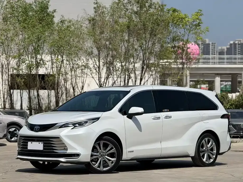 Toyota Sienna — фото 1