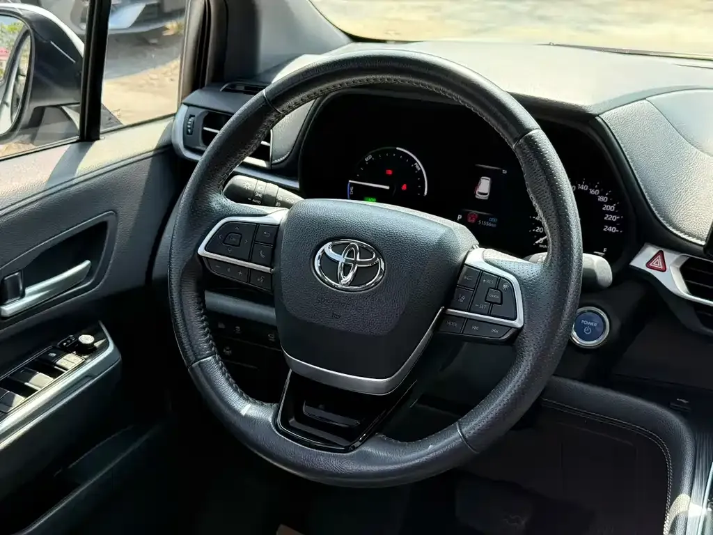 Toyota Sienna — фото 7