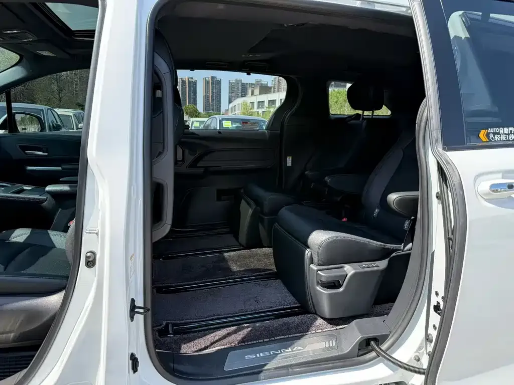 Toyota Sienna — фото 3