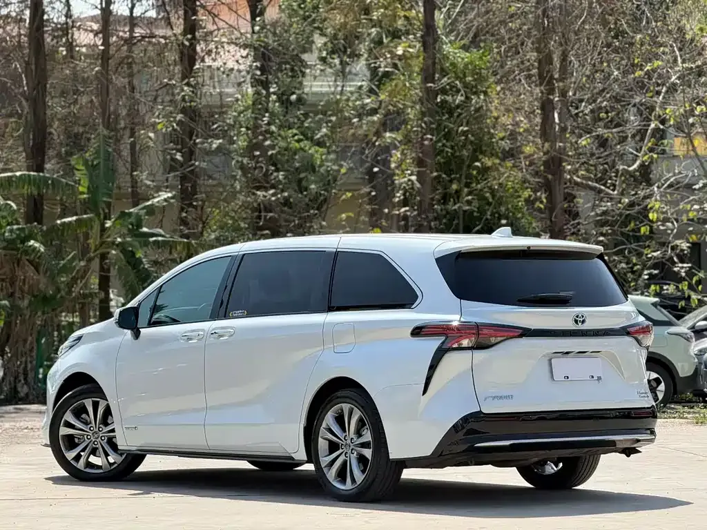 Toyota Sienna — фото 4