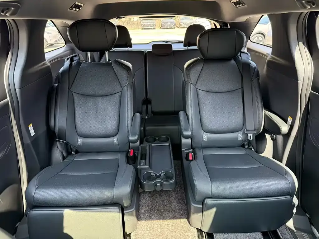 Toyota Sienna — фото 5