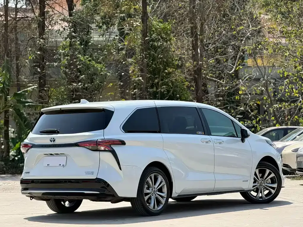 Toyota Sienna — фото 9