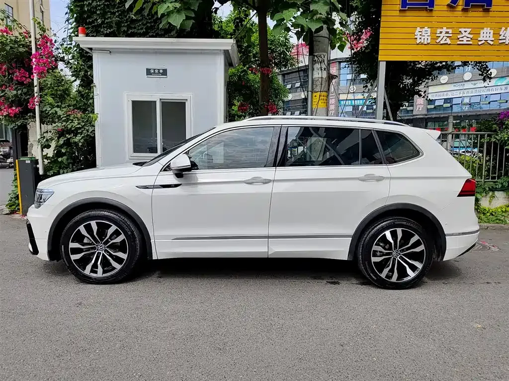 Volkswagen Tiguan L — фото 10