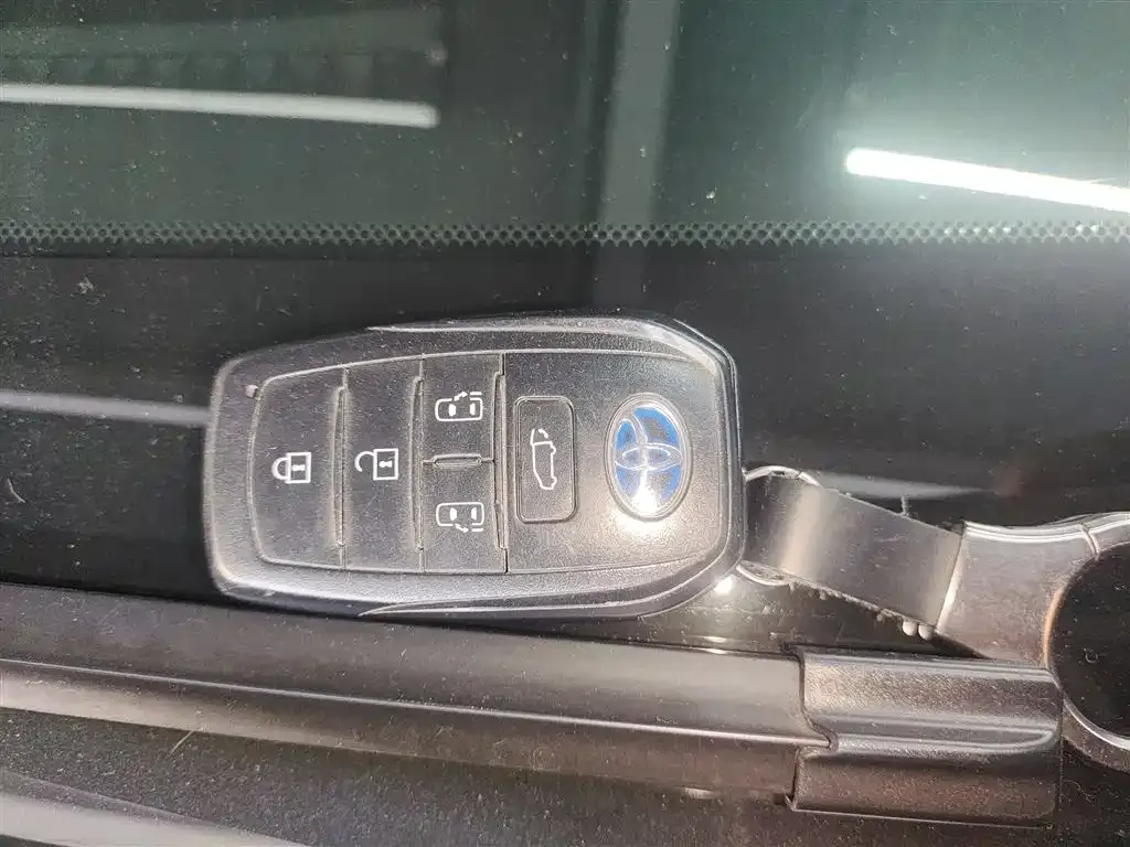 Toyota Granvia — фото 4