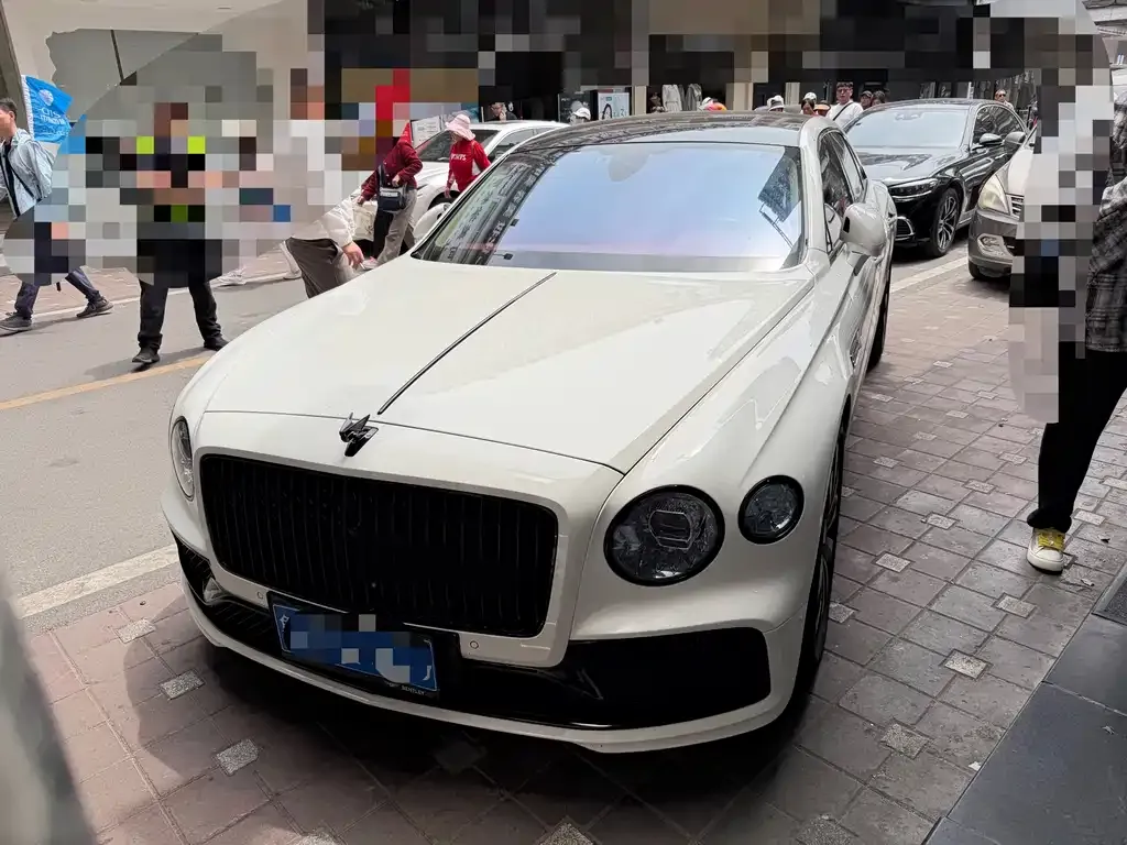 Bentley Flying Spur — фото 1