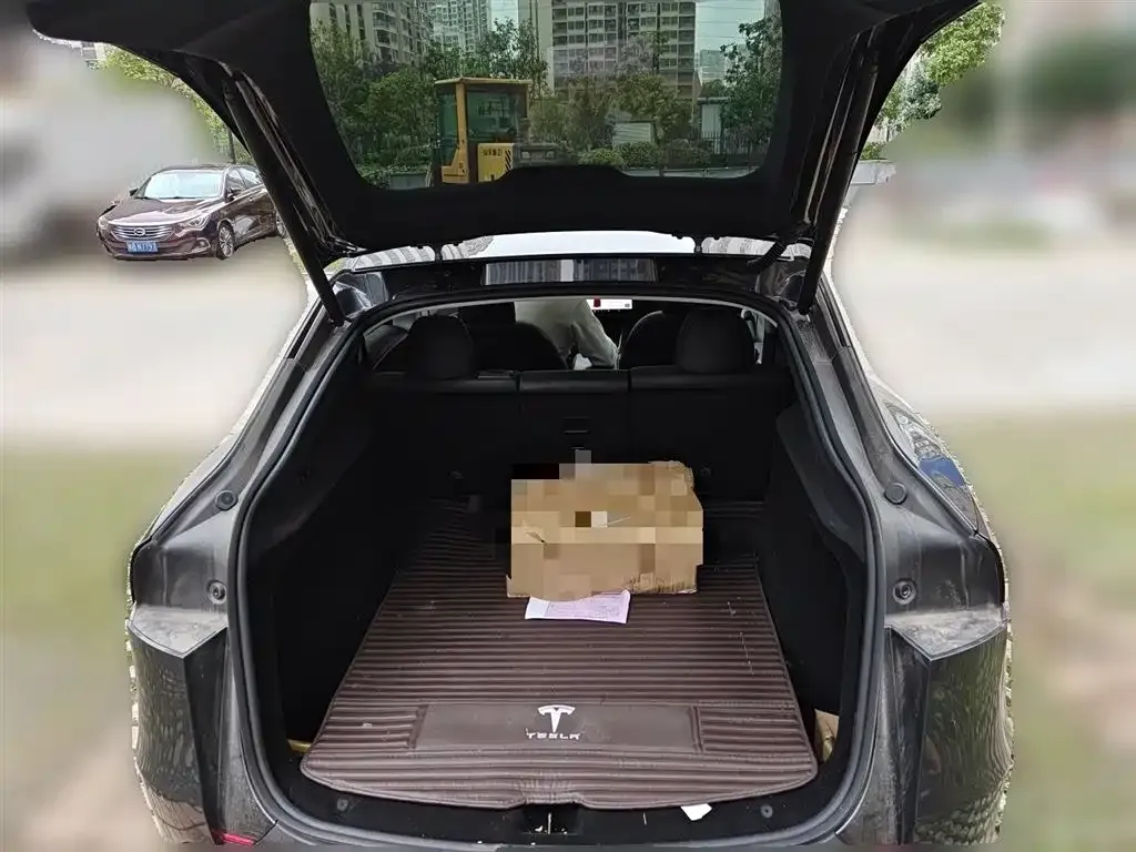Tesla Model Y — фото 10