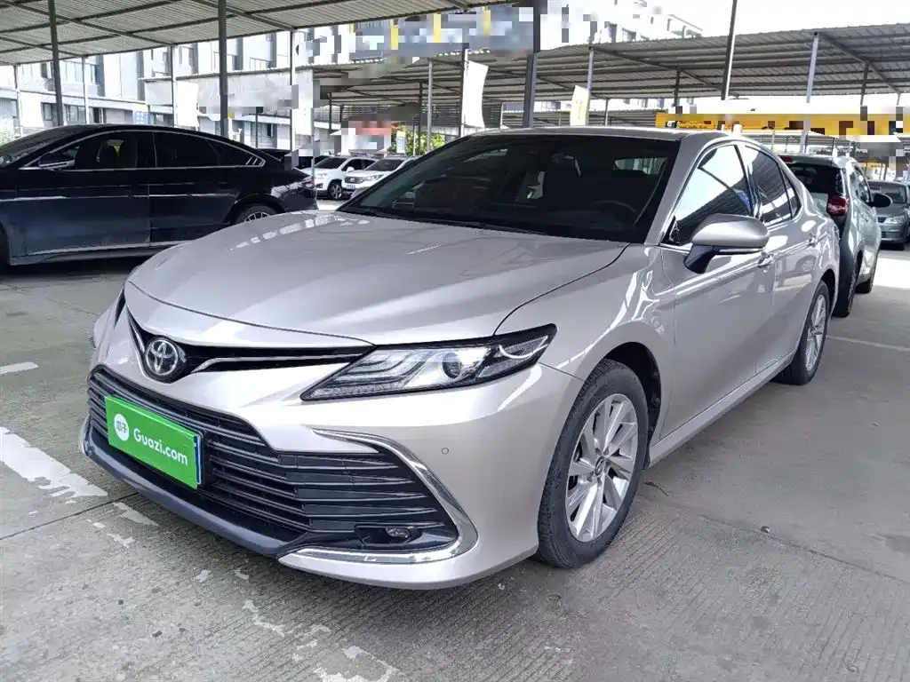 Toyota Camry — фото 1