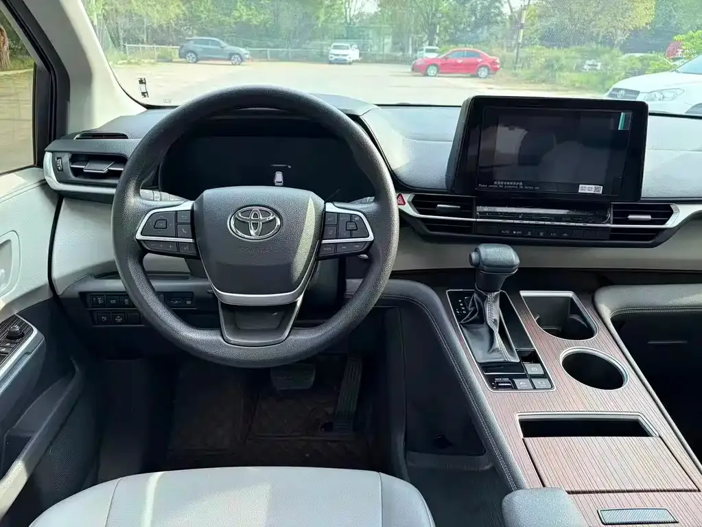 Toyota Granvia — фото 7
