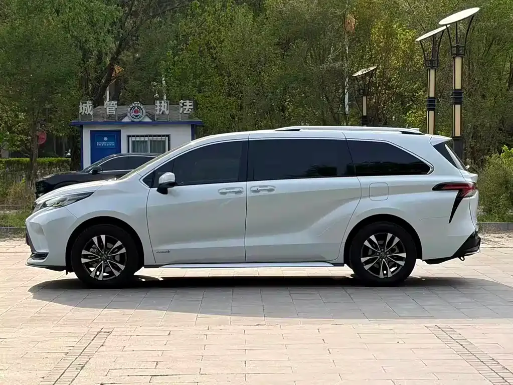 Toyota Granvia — фото 2