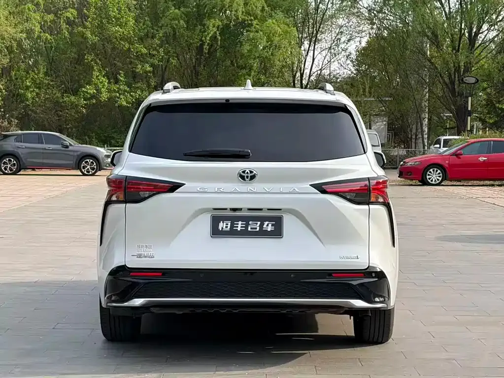 Toyota Granvia — фото 9