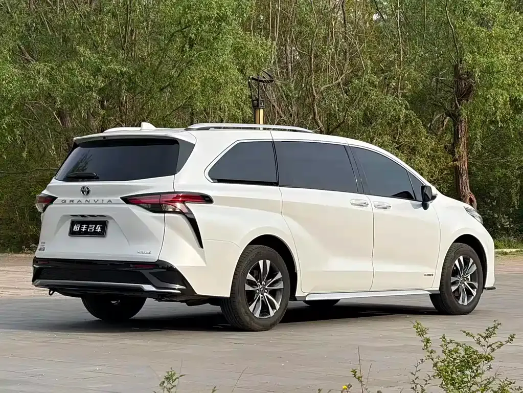 Toyota Granvia — фото 5