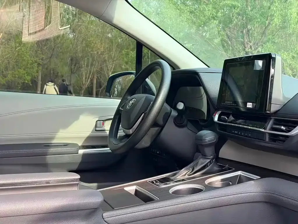 Toyota Granvia — фото 4