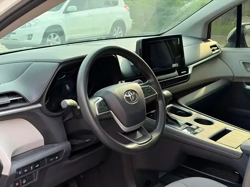 Toyota Granvia — фото 3