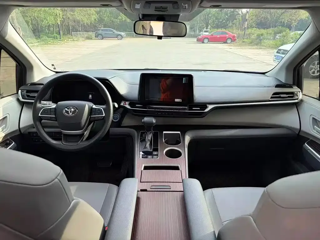 Toyota Granvia — фото 10