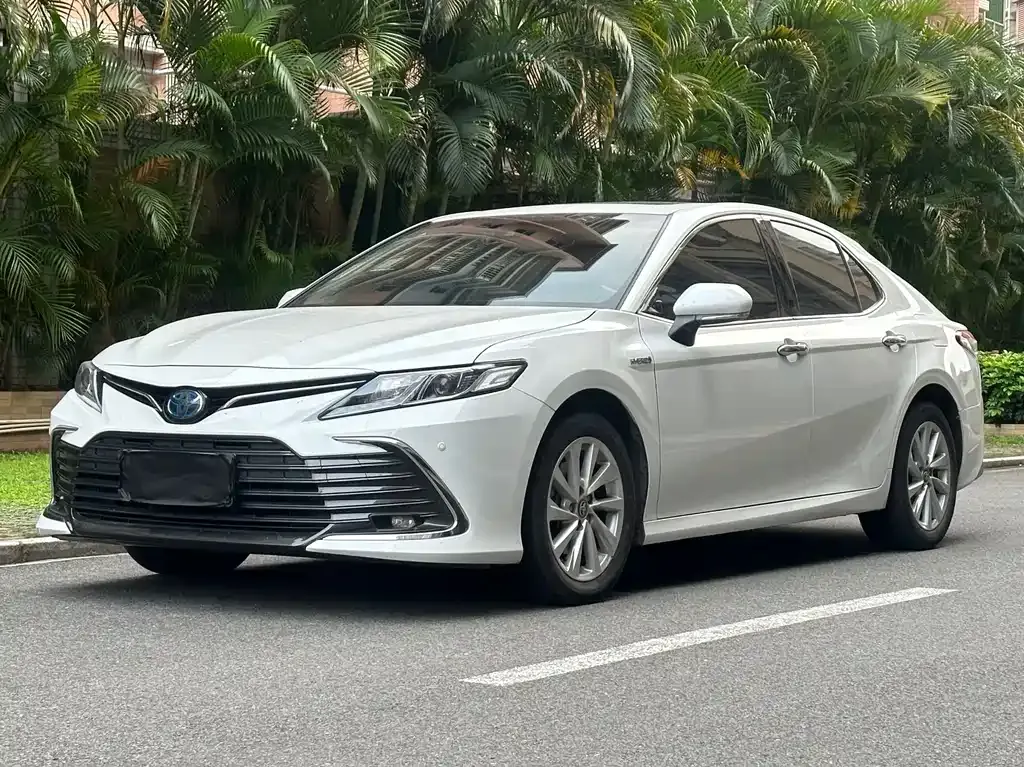 Toyota Camry — фото 1