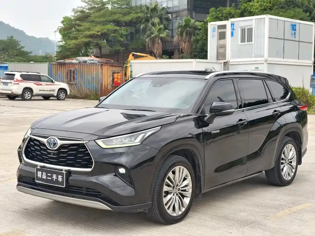 Toyota Highlander — фото 1