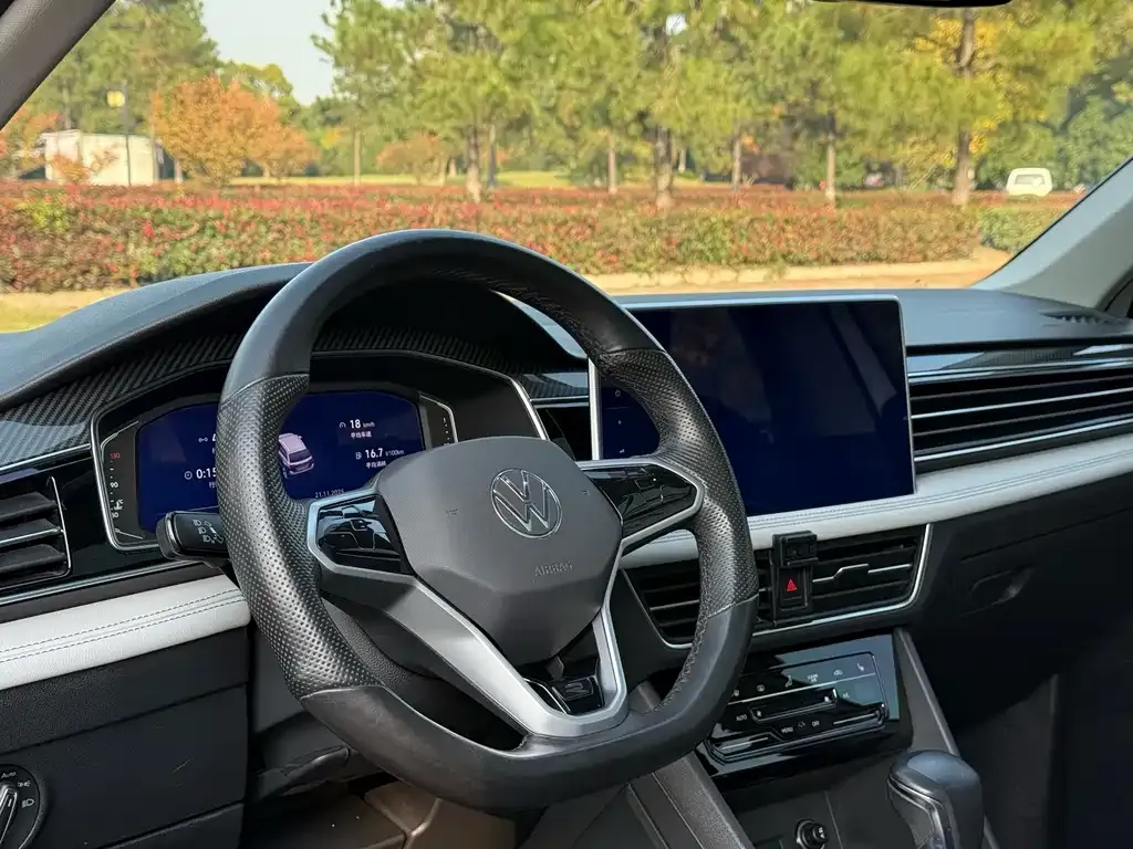 Volkswagen Tiguan L — фото 4