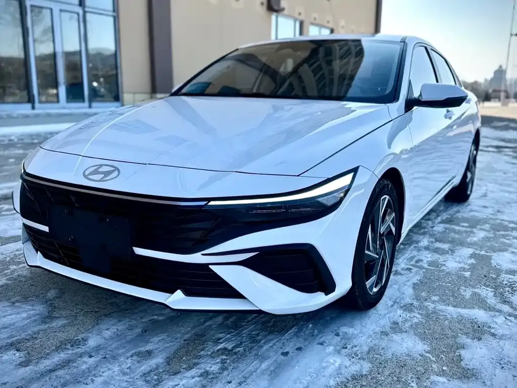 Hyundai Elantra — фото 1