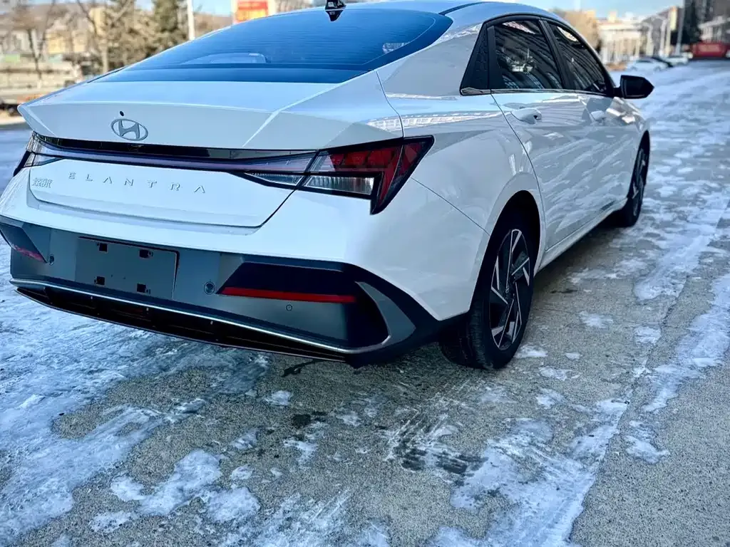 Hyundai Elantra — фото 10